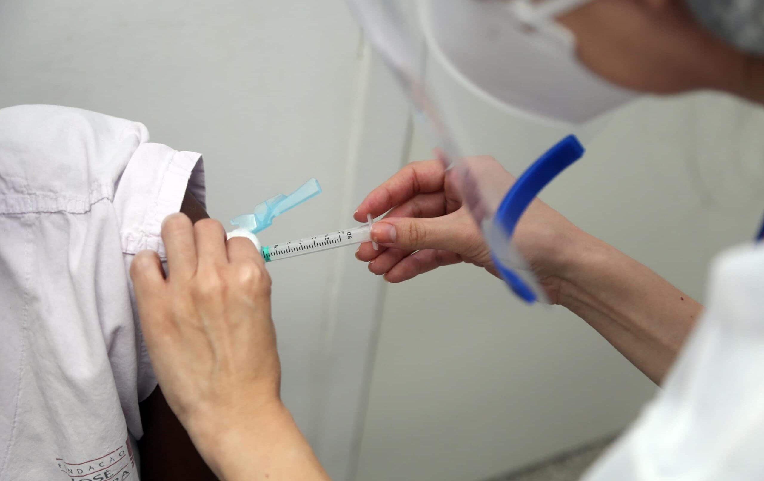Câmara aprova 'camarote da vacina' e abre espaço para empresários furarem a fila